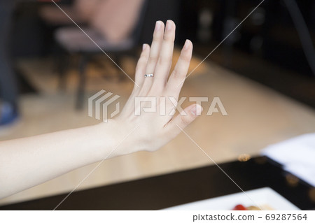 Engagement ring 69287564