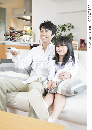 Parent and child watching TV 69287565