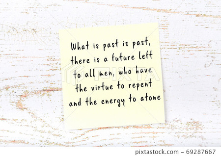 Yellow sticky note on wooden wall with wise quote 69287667