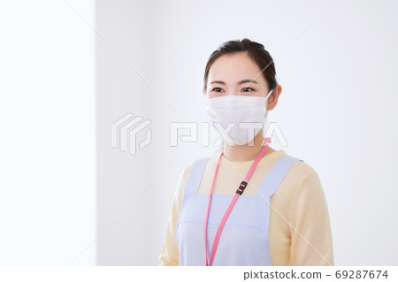 照顧者年輕女子戴著口罩 照顧者年輕女子戴著口罩 69287674