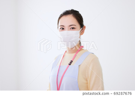 照顧者年輕女子戴著口罩 69287676