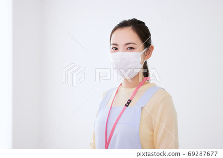 照顧者年輕女子戴著口罩 69287677