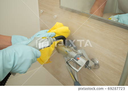 Cleaning the bath with a steam cleaner Cleaning the bath with a steam cleaner 69287723