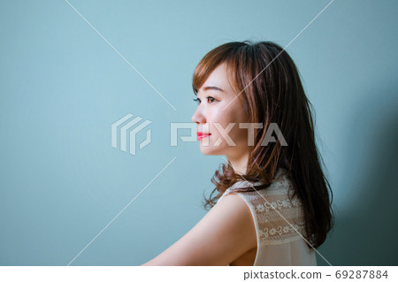 Asian woman looking into the distance Asian woman looking into the distance 69287884