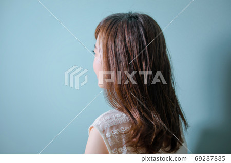 Woman with long hair facing back Woman with long hair facing back 69287885