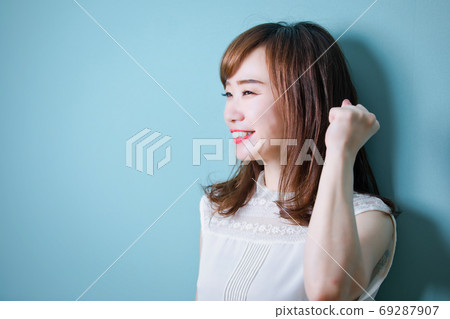 做膽量姿勢的亞裔婦女（有動力，快樂） 69287907