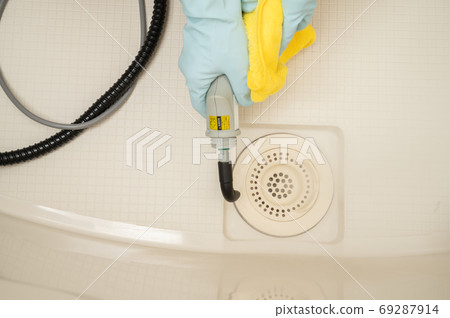 Cleaning the bath drain with a steam cleaner Cleaning the bath drain with a steam cleaner 69287914