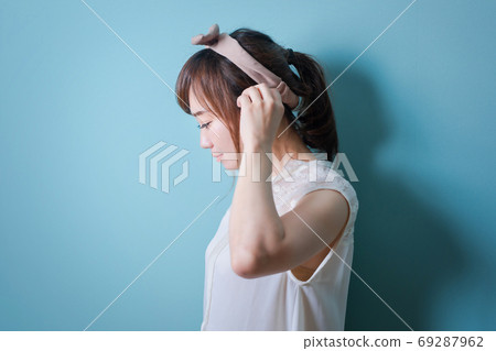 Profile woman Profile woman 69287962