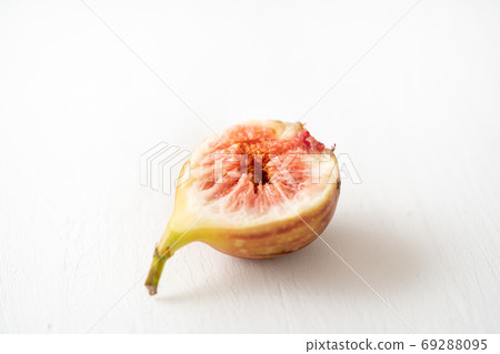 Fruit and fruits divided in half Fruit and fruits divided in half 69288095
