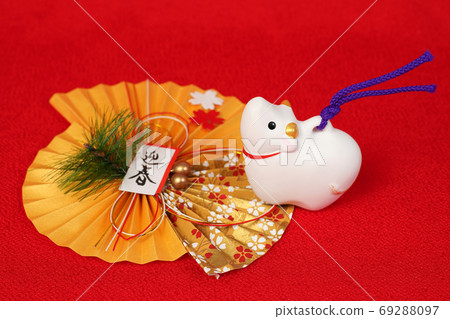 White bowl and fan decoration White bowl and fan decoration 69288097
