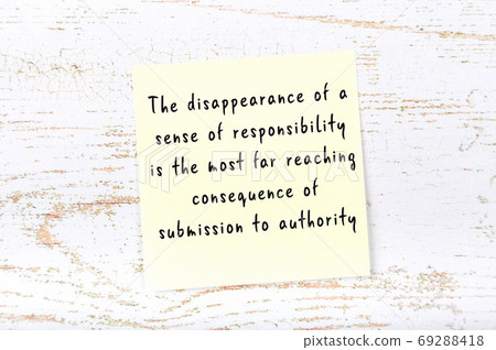 Yellow sticky note on wooden wall with wise quote 69288418