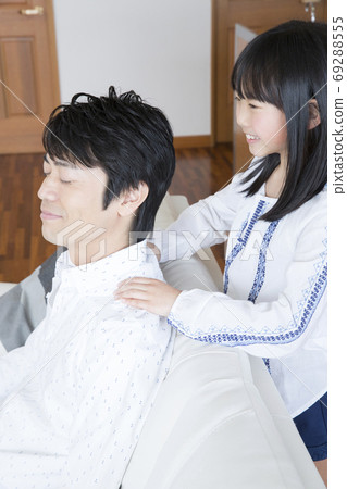 Daughter rubbing shoulders 69288555