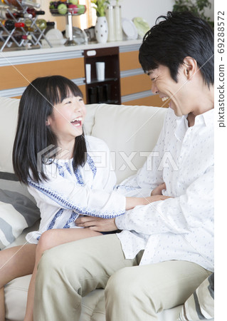 父母和孩子玩 69288572