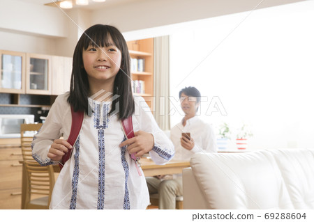 小學生上學 小學生上學 69288604