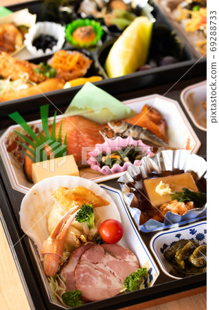 A coronal scholarship, a lunch box to take home after stopping a meal 69288733