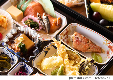 A coronal scholarship, a lunch box to take home after stopping a meal A coronal scholarship, a lunch box to take home after stopping a meal 69288735