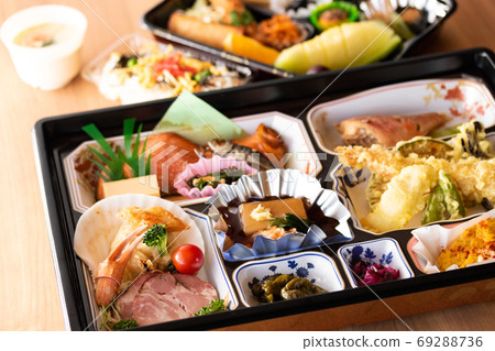 A coronal scholarship, a lunch box to take home after stopping a meal A coronal scholarship, a lunch box to take home after stopping a meal 69288736