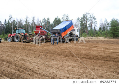 Sowing unit, combine harvester, seeder, tractor 69288774