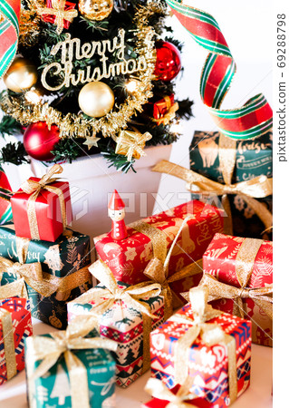 Christmas tree and many Christmas gifts Christmas tree and many Christmas gifts 69288798