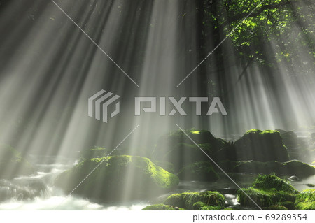 Summer waterfall underwater flowing in the rays of light Summer waterfall underwater flowing in the rays of light 69289354
