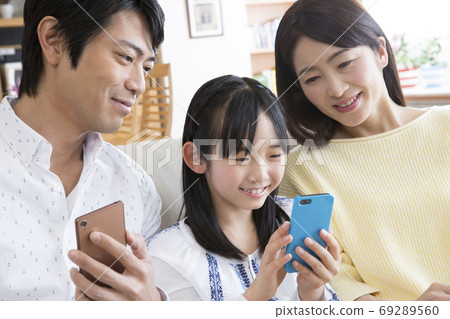 Family watching a smartphone 69289560