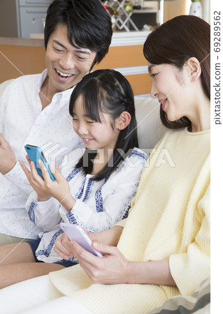 Family watching a smartphone 69289562