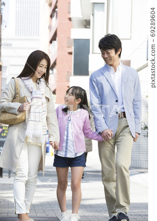 Parent and child going out 69289604