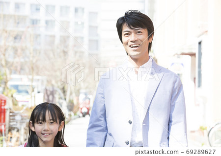 Elementary school students attending school with their father 69289627