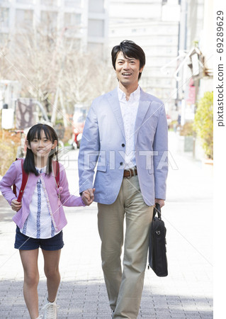 Elementary school students attending school with their father Elementary school students attending school with their father 69289629
