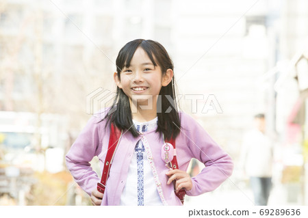 Elementary school student going to school 69289636