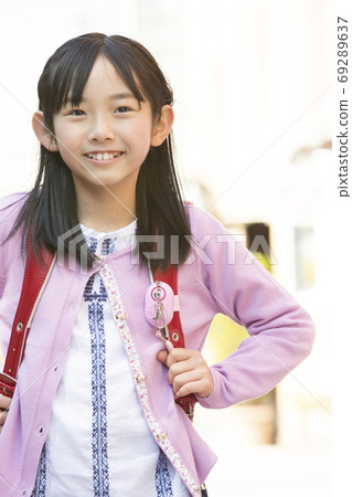 Elementary school student going to school Elementary school student going to school 69289637