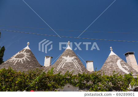 Trulli pointy roof in Alberobello, Italy Trulli pointy roof in Alberobello, Italy 69289901