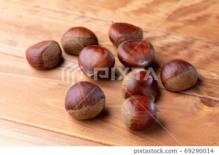 栗子栗子排列在一張木桌上 69290014