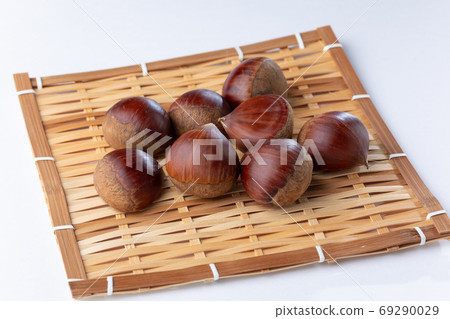 栗子栗子放在竹漏勺 69290029