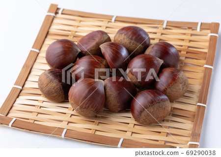 Chestnuts chestnuts arranged in bamboo colander Chestnuts chestnuts arranged in bamboo colander 69290038