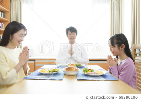 父母和孩子吃早餐 父母和孩子吃早餐 69290190