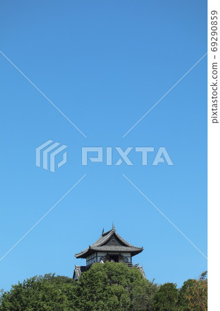 藍天中的國寶犬山城堡(垂直位置) 藍天中的國寶犬山城堡(垂直位置) 69290859