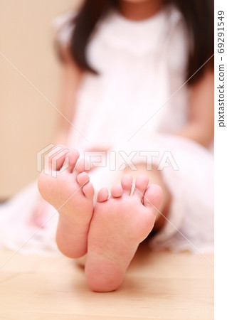 坐在睡衣的赤腳女孩 坐在睡衣的赤腳女孩 69291549