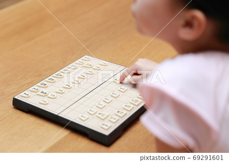 A girl playing shogi 69291601