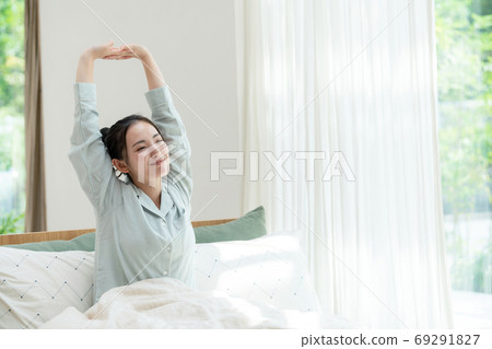 清爽的早晨,熟睡中的女人 清爽的早晨,熟睡中的女人 69291827