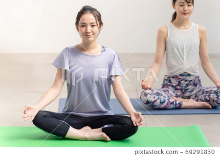 Woman doing yoga Yoga instructor Woman doing yoga Yoga instructor 69291830