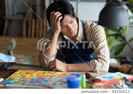 Artist drawing in the atelier Artist drawing in the atelier 69292011