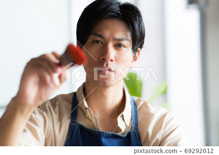 Artist drawing in the atelier 69292012