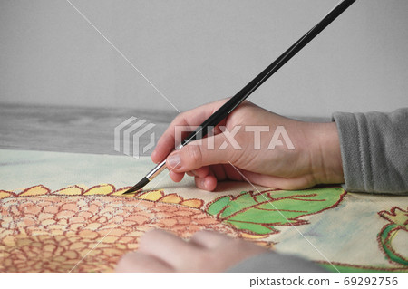 Children painting a picture 69292756