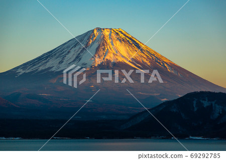 Mount Fuji in the early morning 69292785