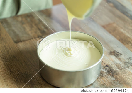 Steps for making rare cheesecake Recipe Pour the batter into the mold Steps for making rare cheesecake Recipe Pour the batter into the mold 69294374