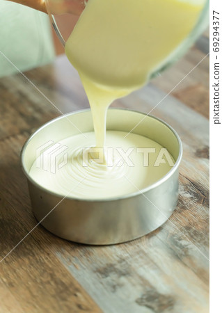 Steps for making rare cheesecake Recipe Pour the batter into the mold 69294377