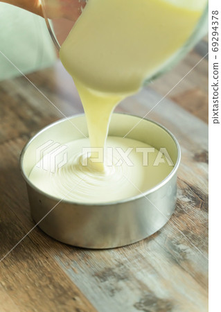 製作稀有起司蛋糕的步驟食譜將麵糊倒入模具中 69294378