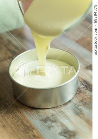 製作稀有起司蛋糕的步驟食譜將麵糊倒入模具中 製作稀有起司蛋糕的步驟食譜將麵糊倒入模具中 69294379