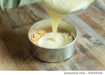 Steps for making rare cheesecake Recipe Pour the batter into the mold 69294380